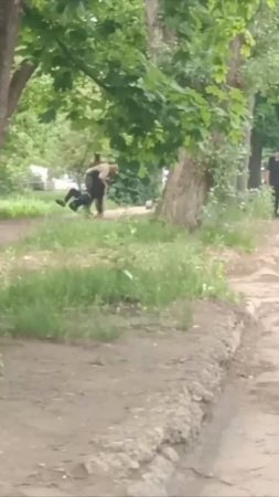 ТЦКшник душит парня.