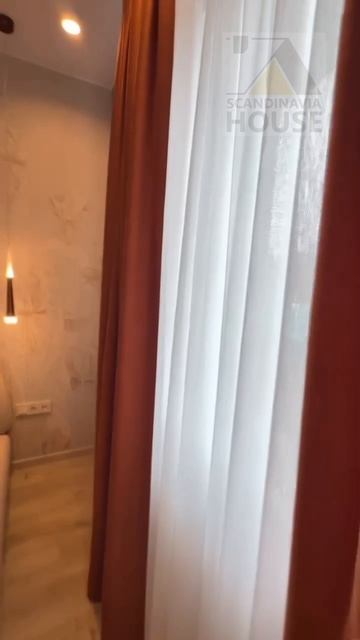 Красные шторы в спальне квартиры г. Пермь