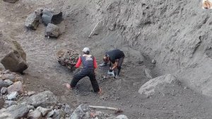 Строительство, один из рабочих дней в карьере, вулкан Мерапи