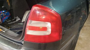 как снять заднюю правую фару Шкода а 5-2008 год?