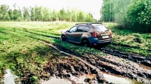 ДИЗЕЛЬНЫЙ ДАСТЕР НА ЛИФТЕ И БЕНЗИНОВЫЙ СТОКОВЫЙ 1.6 ПРОЕЗЖАЮТ ВНЕДОРОЖНЫЙ УЧАСТОК