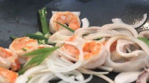 Жареный рис с морепродуктами по-тайски