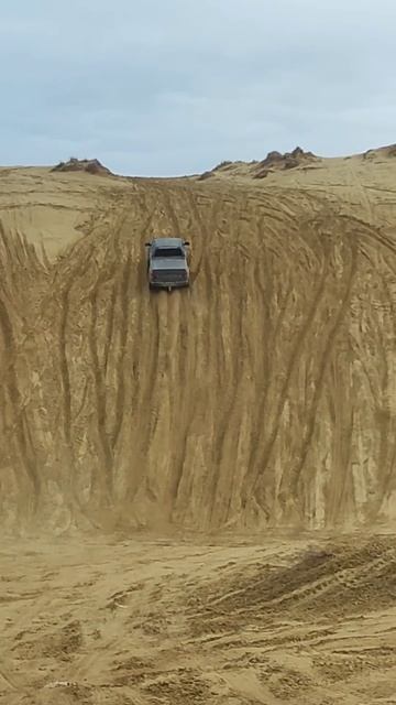 Toyota Tundra объём5.7 заезд на песчаный крутой подъём#покату смотреть онлайн