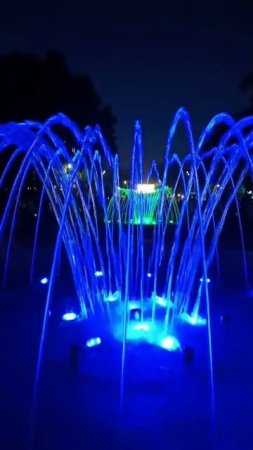 красивые фантаны вечером