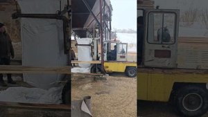 Затарка биг-бегов на Львовском погрузчике.