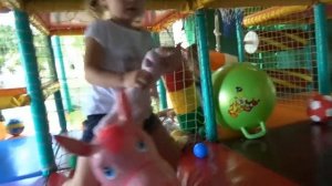 Miss Katy • Мисс Кейт - Кэти прыгает в детском лабиринте