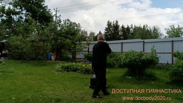 Отработка ударов ротанговой палкой на макиваре в деревне (8)