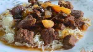 Тушеная говядина с сухофруктами и миндалем