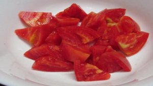 Помидорный салат с кориандром и семечками