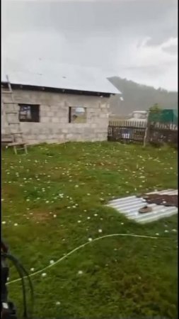 Град с куриное яйцо в мае