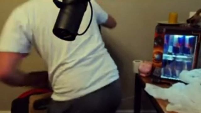 Стасян бьёт стул пока не устанет // SILVERNAME смотреть онлайн