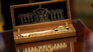 Трамп вручил Маску золотой ключ от Белого дома во время прощания