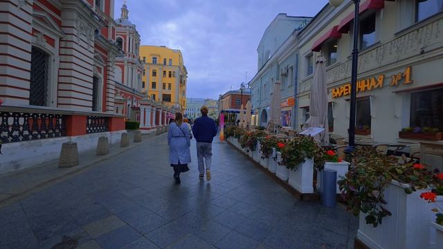 Дождливая прогулка по Москве: красивые русские девушки, романтика улиц, любовь, деревья, метро