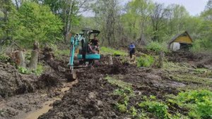 Работа экскаватора в болоте