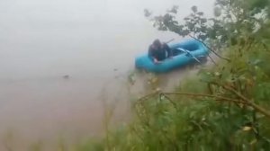 Рыбак упустил рыбу кижак.Прикол