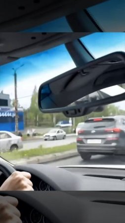 Мужчина проводит через дорогу утку с утятами