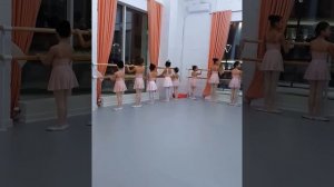 Аделя танцует балет. Dancing for kids. Dancing classes