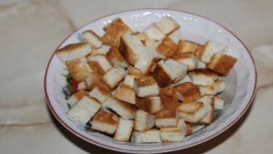 Салат с рыбой яйцом и сухариками