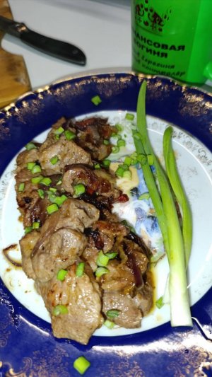 На обед жаренное мясо.