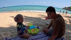 Анфиса и папа - играют на пляже! Рыбалка на море, ловим ?