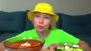 Мукбанг борщ наивкуснейший, овощи, колбаса. Еда на камеру.