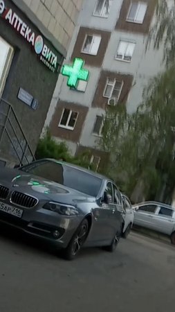 BMW на тротуаре