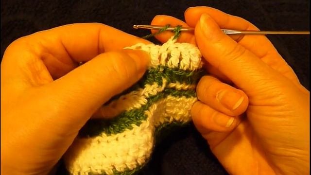 Пинетки теплые для новорожденного малыша, связанные крючком/ Crochet Baby's Booties.