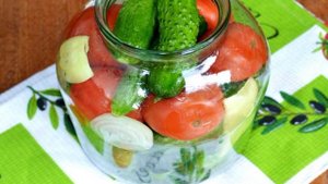 Ассорти из огурцов и помидоров на зиму