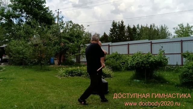 Отработка ударов ротанговой палкой на макиваре в деревне