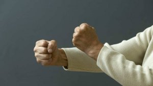 Отчим запертой в квартире школьницы избил ее друзей в Петербурге