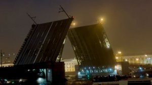 День города в Санкт-Петербурге 2025, развод Дворцового моста под гимн и огни Ростральных колонн