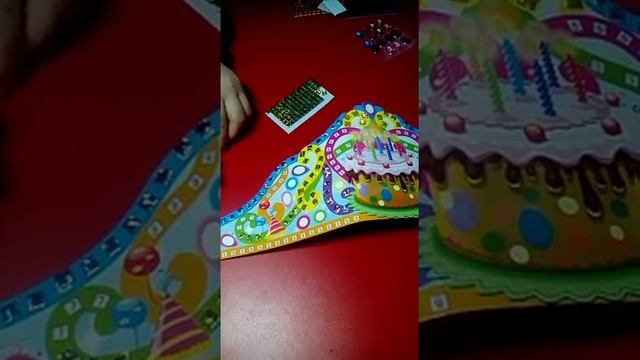 Детское творчество. Клеим мозайку на бумагу. Декорируем бумажную корону мазайкой и камнями