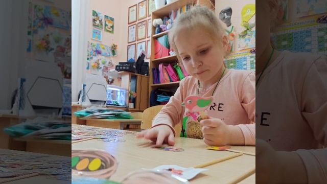 Дидактическая игра Посади птичку в гнёздышко смотреть онлайн