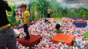 Бассейн с шариками Дети закапываются в шарики Ребёнок играет в бассейне