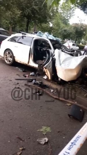 Жесткое ДТП в Краснодаре. Ауди зацепила бордюр и влетела в дерево