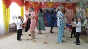 Танец с мамами на выпускном "Попурри""