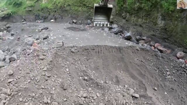 Строительство, экскаватор копает чёрный песок, очередной обзор