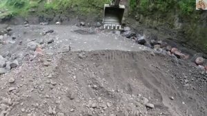 Строительство, экскаватор копает чёрный песок, очередной обзор