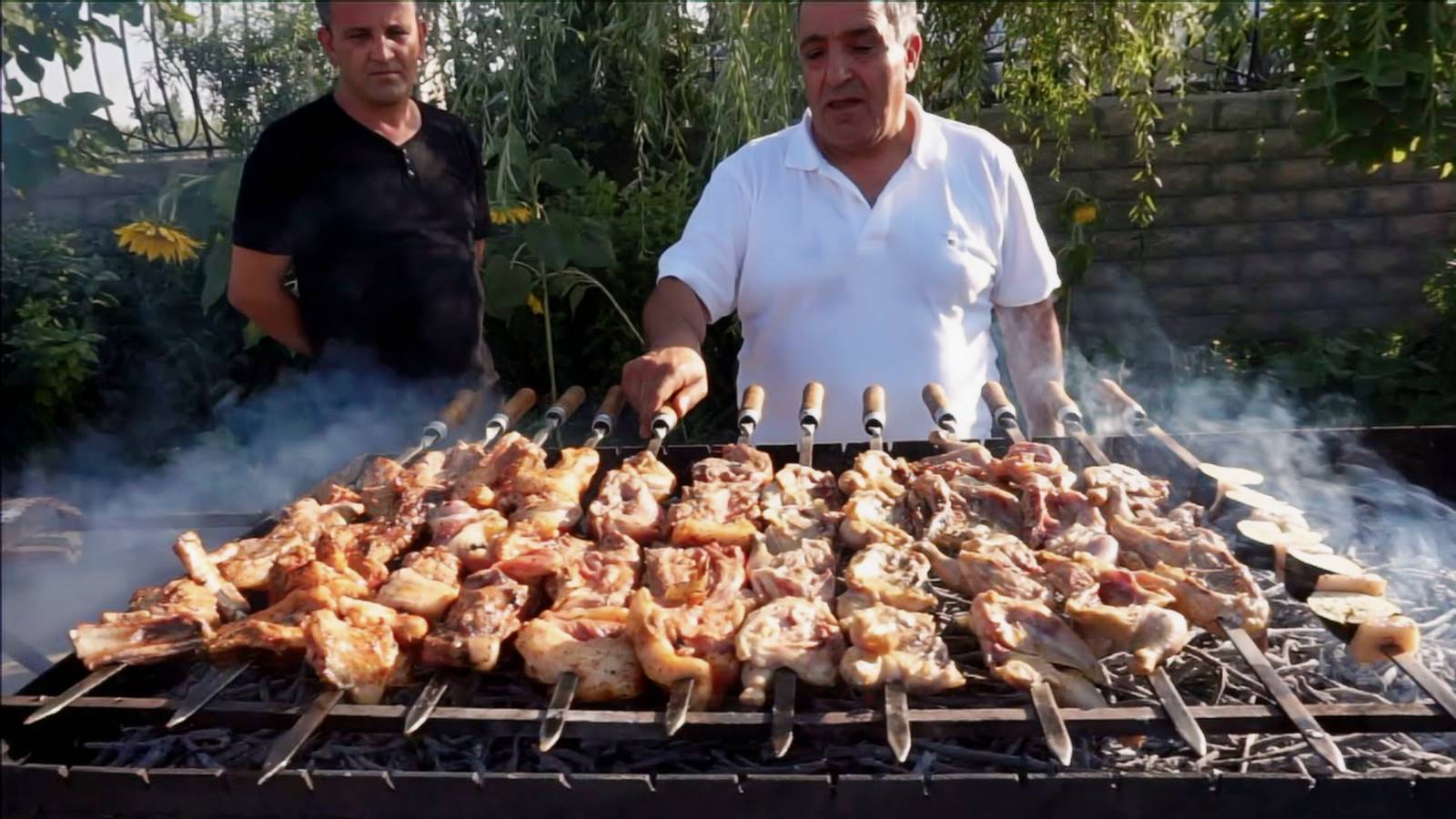 Жарим шашлыки на мангале и дружеское застолье в Армении