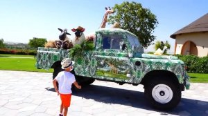 Влад и Никита Малыш Крис изучает животных в зоопарке с Владом и Никитой