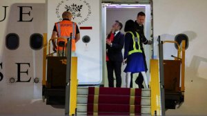 Песков заявил, что Макрон получил пощечину от жены не просто так