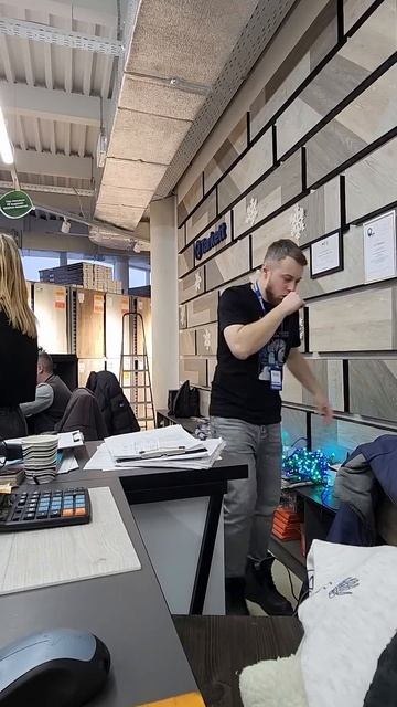 У нас уже новогодняя атмосфера. Украсили магазины ☃ #sh смотреть онлайн