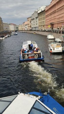 Туристы отправляются на речную экскурсию в Петербурге