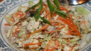 Салат из пекинской капусты с отварным куриным мясом и грибами
