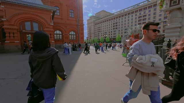 Летняя Москва: красивые улицы, потрясающее метро и очаровательные русские девушки – прогулка мечты!