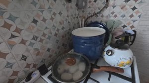 Отвлекающий маневр.. Купили корм для живности, нажарили котлет на ужин.
