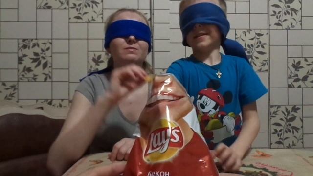 ЧИПСЫ ЛЕЙС ЧЕЛЛЕНДЖ. Угадываем с закрытыми глазами. Темка против Мамы. Lays