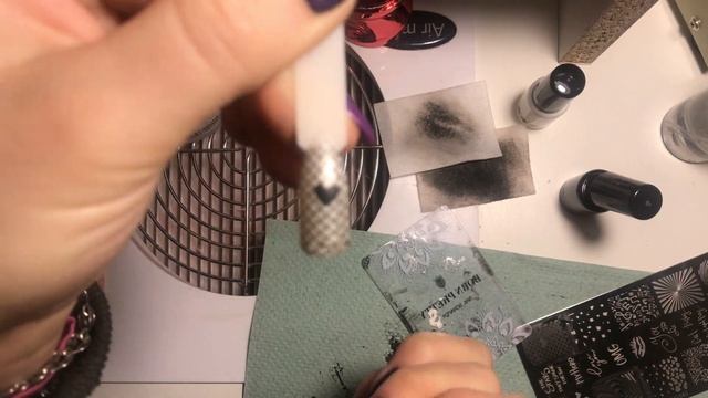 Дизайн маникюра «сердечко в сетке»