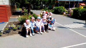 Весь садик поздравляет выпускников!