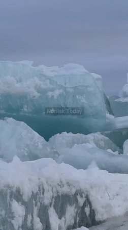 Тонны льда на пляже: ледоход на Енисее